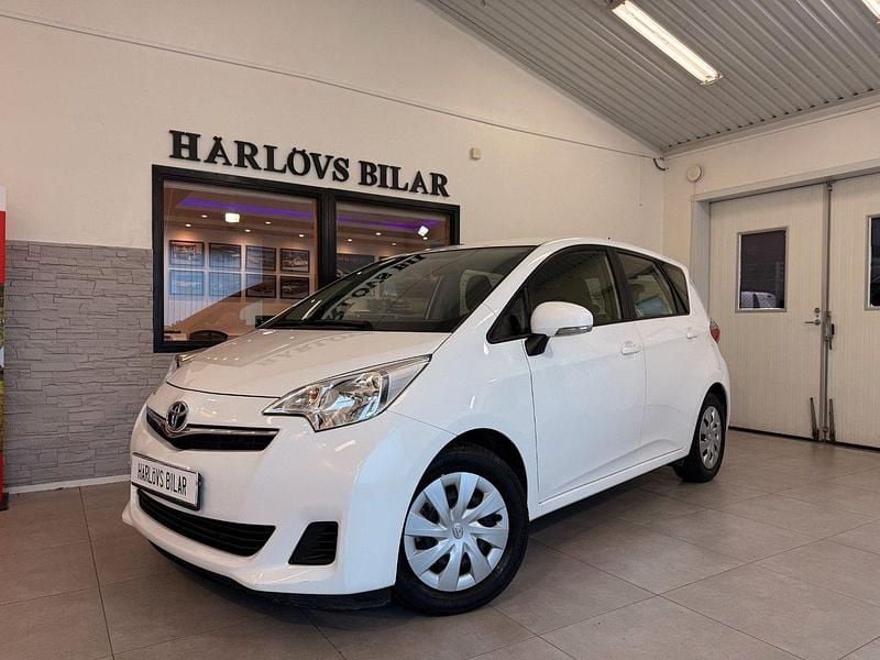 Vit Begagnad 2014 Toyota Verso-S Multidrive S Minibuss | 127 000 kr (Dyr) - Bild 1/4