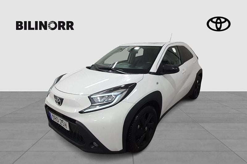 Vit Begagnad 2022 Toyota Aygo Comfort Halvkombi | 154 900 kr (Marknadspris) - Bild 1/4