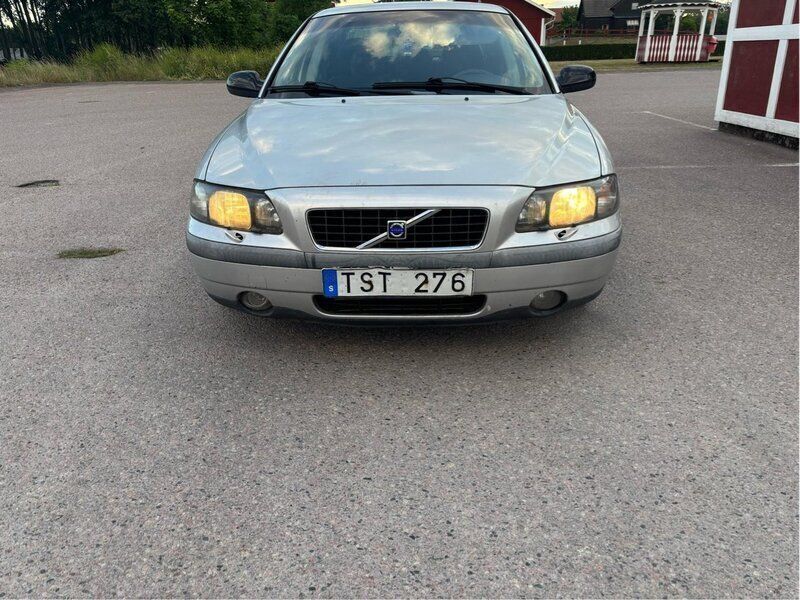 Grå Begagnad 2003 Volvo S60 Sedan | 25 000 kr (Bra pris) - Bild 1/4
