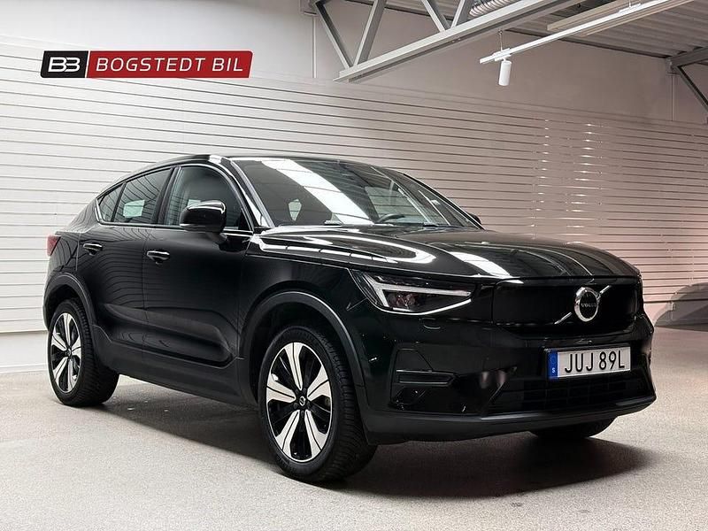 Svart Begagnad 2022 Volvo C40 Core SUV | 333 500 kr (Marknadspris) - Bild 1/4