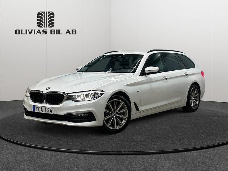 Vit Begagnad 2018 BMW 520 Sport Line Kombi | 219 400 kr (Marknadspris) - Bild 1/4