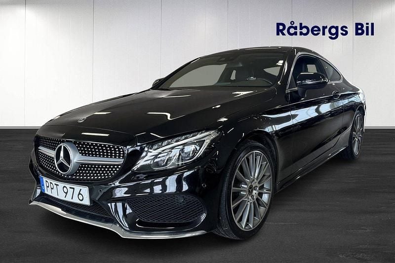 Svart Begagnad 2018 Mercedes C180 AMG line Sportkupé | 259 800 kr (Marknadspris) - Bild 1/4