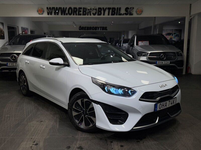 Vit Begagnad 2021 Kia Ceed Sportswagon Advance Kombi | 234 500 kr (Marknadspris) - Bild 1/4