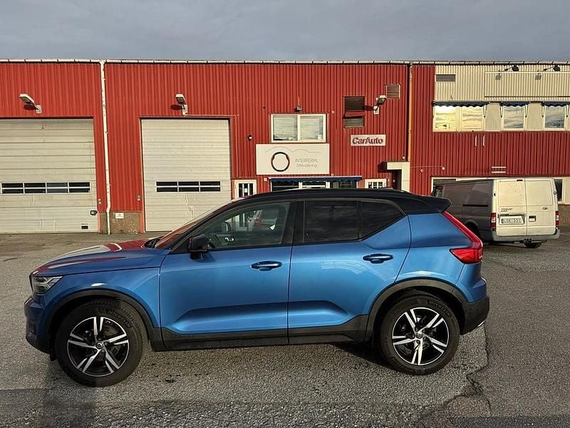 Blå Begagnad 2019 Volvo XC40 R-Design SUV | 289 900 kr (Marknadspris) - Bild 1/4