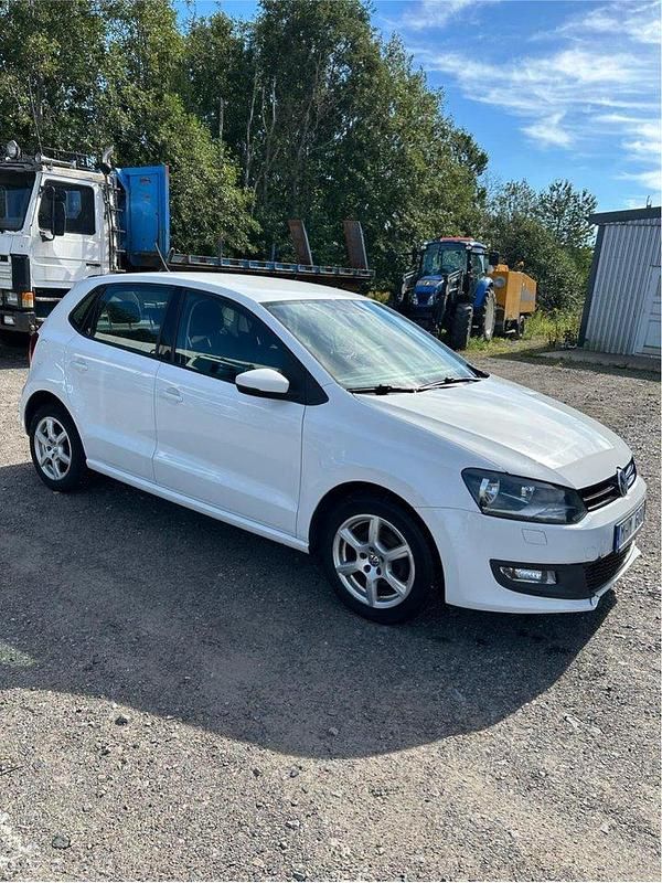 Vit Begagnad 2012 VW Polo Halvkombi | 55 000 kr (Marknadspris) - Bild 1/4