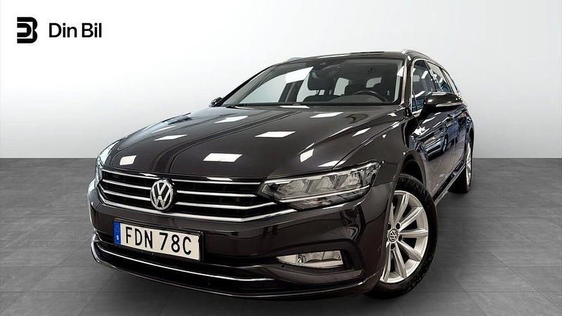 Mörkgrå (mangangrå metallic) Begagnad 2019 VW Passat Business Kombi | 209 900 kr (Marknadspris) - Bild 1/4