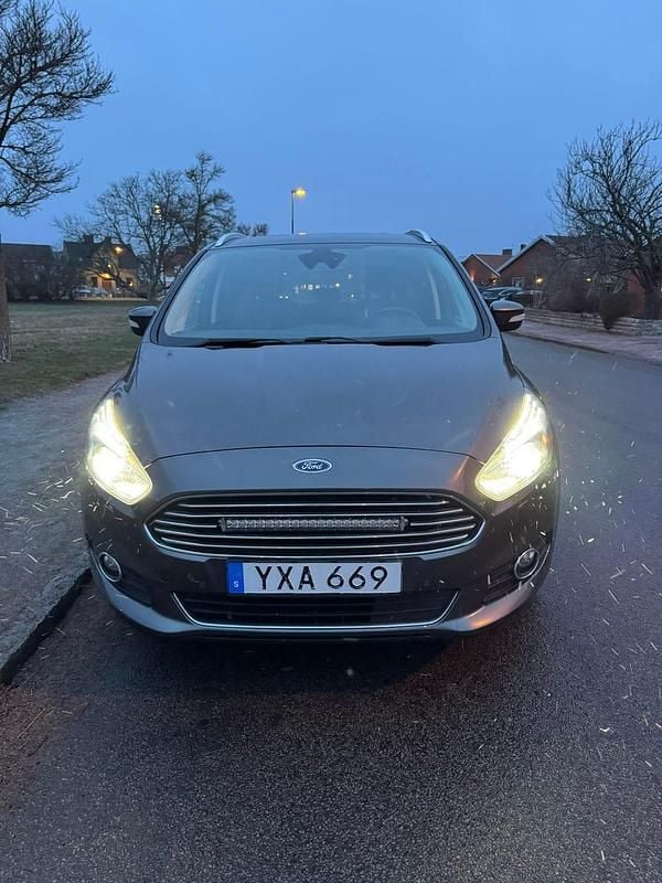 Grå metallic Begagnad 2018 Ford S-MAX S Minibuss | 190 000 kr (Marknadspris) - Bild 1/4
