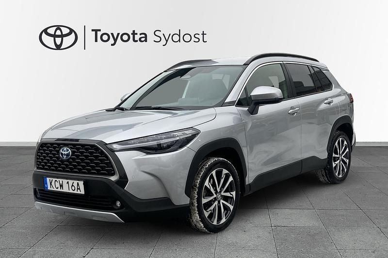 Silver Begagnad 2023 Toyota Corolla Cross Executive SUV | 369 000 kr (Marknadspris) - Bild 1/3