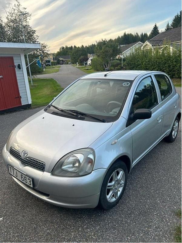 Silver Begagnad 2003 Toyota Yaris Halvkombi | 29 500 kr (Marknadspris) - Bild 1/4