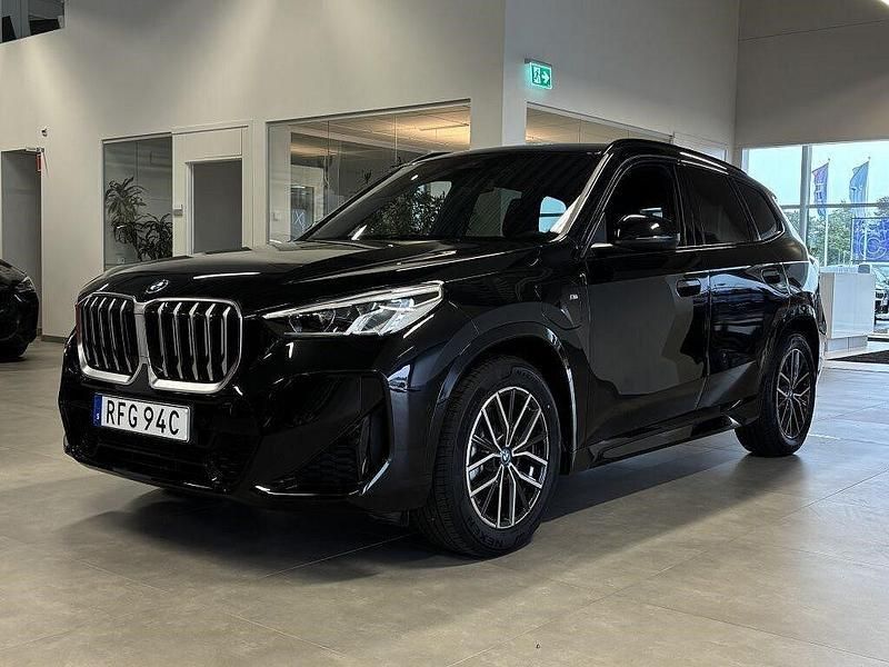 Svart Ny 2024 BMW X1 M Sport SUV | 611 500 kr (Lite dyr) - Bild 1/4