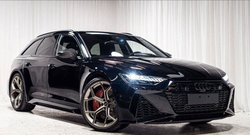 Svart Begagnad 2023 Audi RS6 Performance Kombi | 1 699 000 kr - Bild 1/4