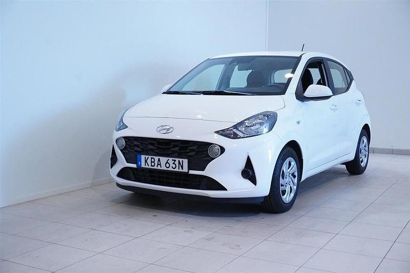 Vit Begagnad 2022 Hyundai i10 Essential Halvkombi | 149 900 kr (Marknadspris) - Bild 1/4