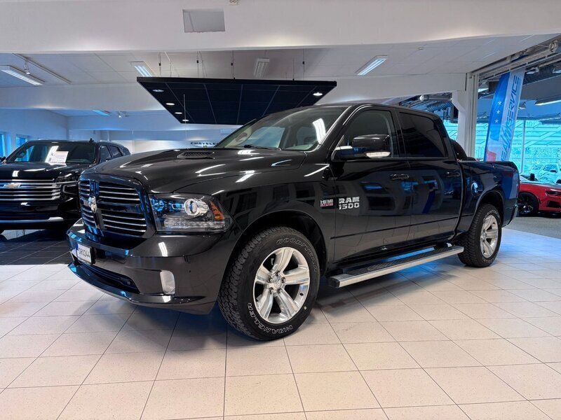 Svart (svart / svart skinninredning) Begagnad 2016 Dodge Ram Pickup | 498 750 kr - Bild 1/4