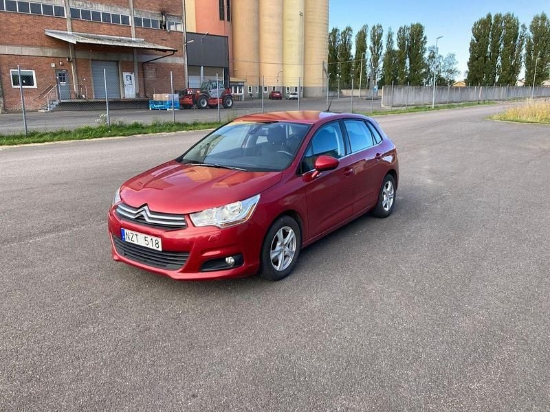 Röd Begagnad 2013 Citroën C4 Halvkombi | 38 500 kr (Bra pris) - Bild 1/4