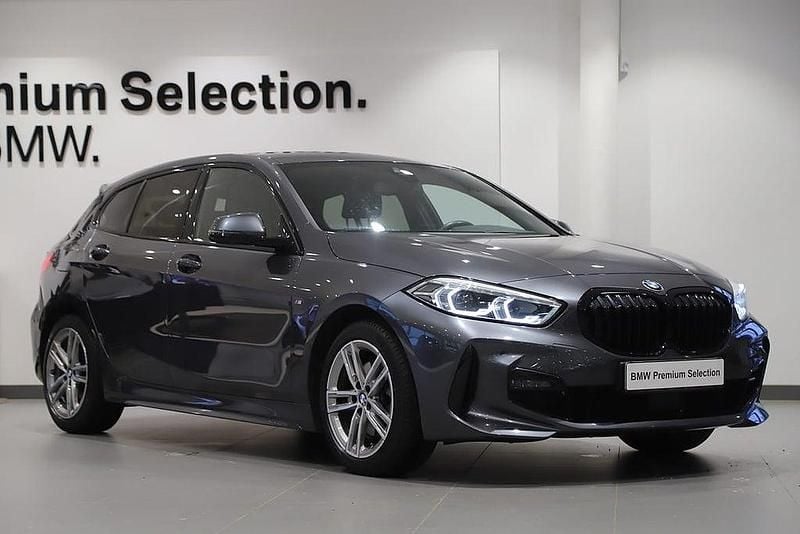 Grå Begagnad 2020 BMW 118 Shadowline Halvkombi | 239 000 kr (Marknadspris) - Bild 1/3