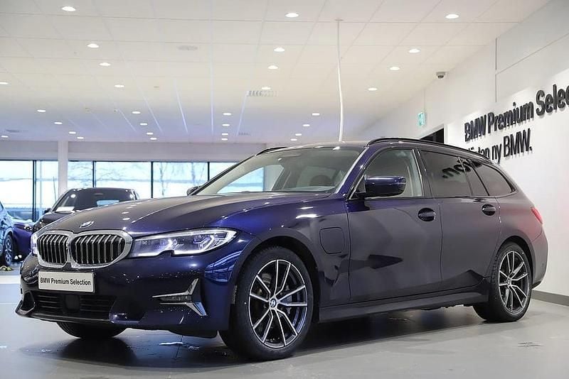Begagnad BMW 330e Luxury Line 184 HK (135 kW) 2020 Blå Kombi