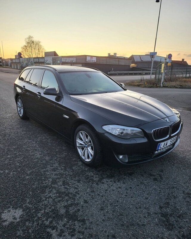 Grå Begagnad 2012 BMW 520 Kombi | 79 900 kr (Bra pris) - Bild 1/4