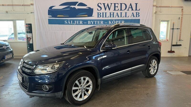 Mörkblå (blå) Begagnad 2013 VW Tiguan Sportline SUV | 139 800 kr (Marknadspris) - Bild 1/4