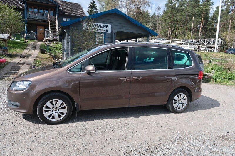 Brun Begagnad 2013 VW Sharan Minibuss | 89 500 kr (Marknadspris) - Bild 1/4