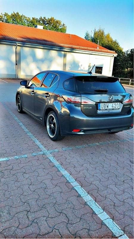 Grå Begagnad 2011 Lexus CT200h Sport Line Halvkombi | 80 000 kr (Superpris) - Bild 1/4