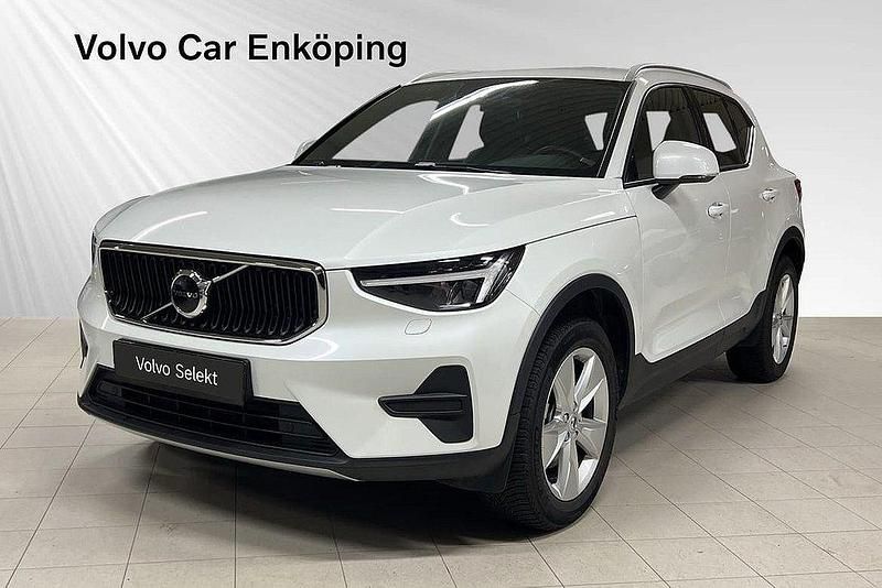 Vit Begagnad 2024 Volvo XC40 Core SUV | 349 900 kr (Bra pris) - Bild 1/3
