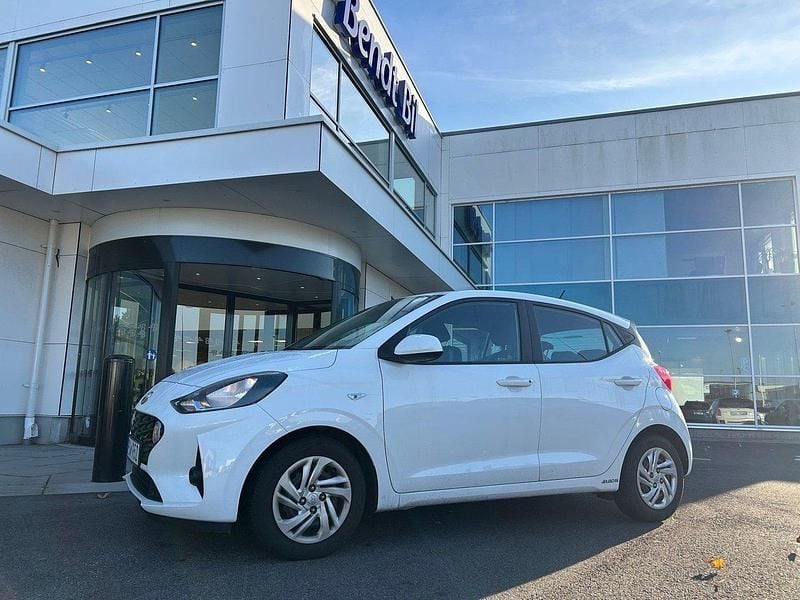 Vit Begagnad 2020 Hyundai i10 Essential Halvkombi | 119 500 kr (Marknadspris) - Bild 1/2