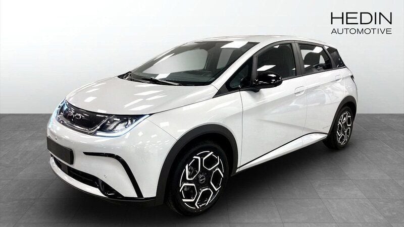 Vit (blue) Begagnad 2023 BYD Dolphin Comfort Halvkombi | 429 900 kr (Marknadspris) - Bild 1/4