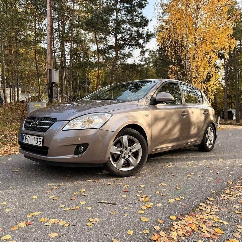 Mörkgrå Begagnad 2007 Kia Ceed EX Halvkombi | 16 900 kr (Marknadspris) - Bild 1/4