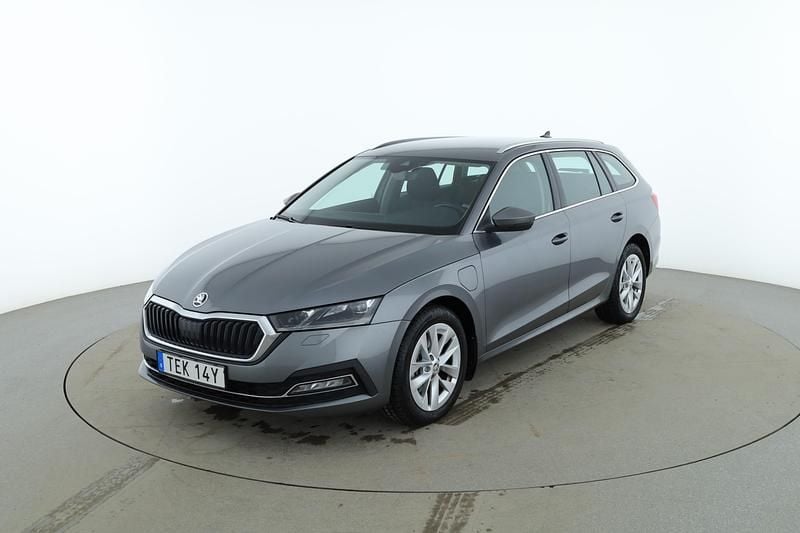 Grå Begagnad 2024 Skoda Octavia Kombi | 340 000 kr (Lite dyr) - Bild 1/4