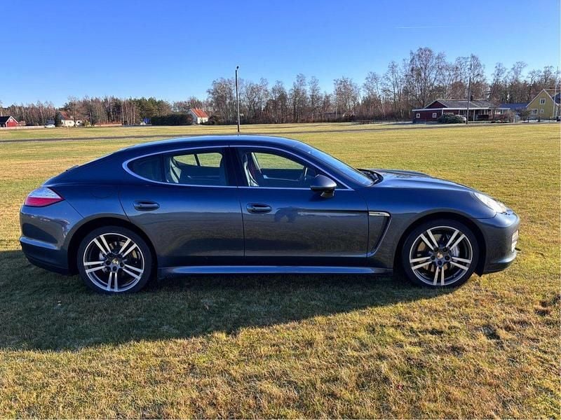 Blå Begagnad 2010 Porsche Panamera 4S Sedan | 225 000 kr (Marknadspris) - Bild 1/4