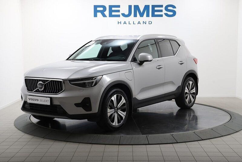 Silver Begagnad 2022 Volvo XC40 Plus SUV | 389 500 kr (Marknadspris) - Bild 1/4