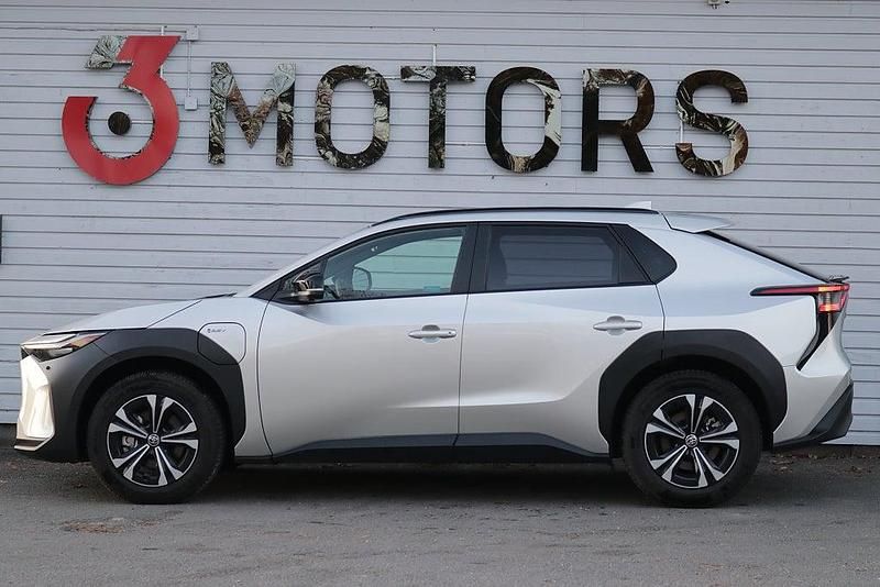 Begagnad Toyota bZ4X 164 kW (224 HK) 2024 Grå SUV