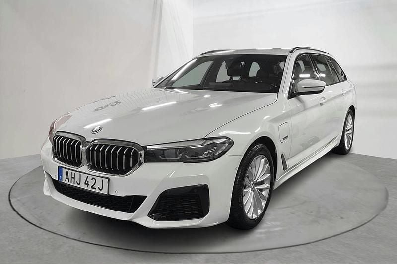 Vit Begagnad 2022 BMW 530 M Sport Kombi | 374 000 kr - Bild 1/4