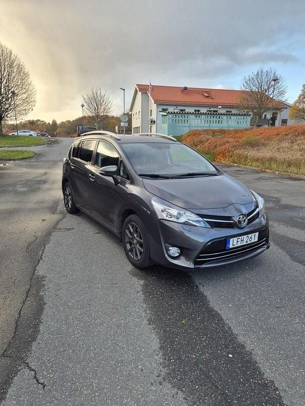 Grå Begagnad 2016 Toyota Verso Minibuss | 115 000 kr (Bra pris) - Bild 1/4