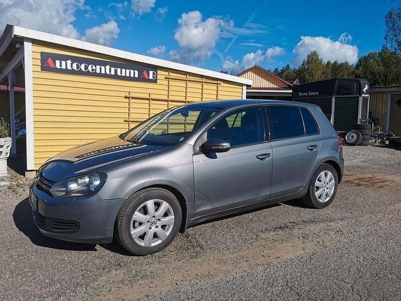 Grå Begagnad 2010 VW Golf VI Halvkombi | 39 498 kr (Marknadspris) - Bild 1/4