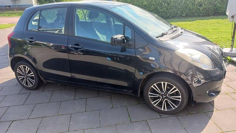 Svart Begagnad 2008 Toyota Yaris Halvkombi | 32 000 kr (Marknadspris) - Bild 1/4