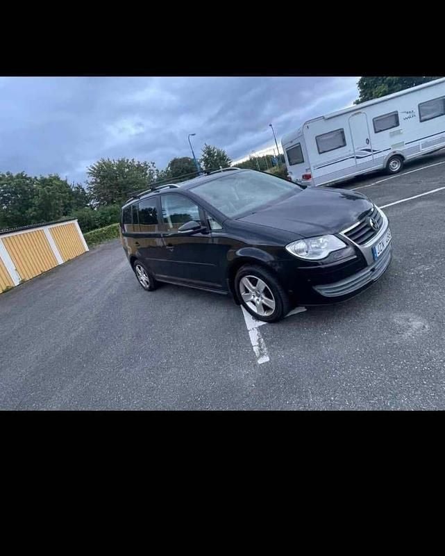 Begagnad 2010 VW Touran Minibuss | 40 000 kr (Dyr) - Bild 1/4