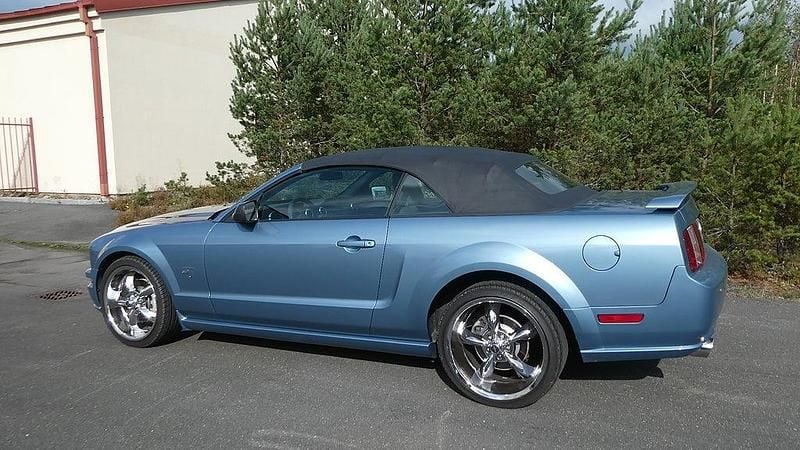 Begagnad Ford Mustang GT 301 HK (221 kW) 2005 Windveil blue metalic Cab