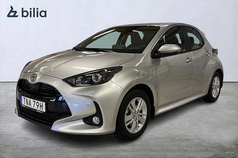 Silver Begagnad 2025 Toyota Yaris Hybrid Active Halvkombi | 249 900 kr (Marknadspris) - Bild 1/3