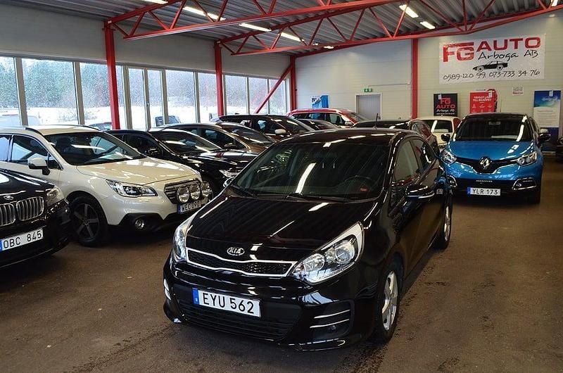 Svart Begagnad 2015 Kia Rio Halvkombi | 84 900 kr (Marknadspris) - Bild 1/4