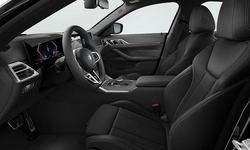 Svart Ny 2026 BMW i4 Comfort Edition Sedan | 647 700 kr - Bild 1/1