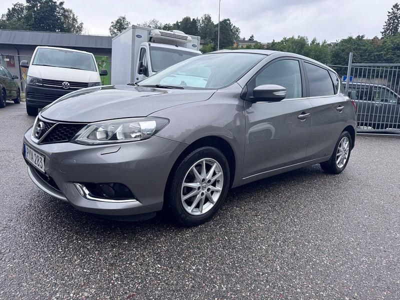 Grå Begagnad 2015 Nissan Pulsar Halvkombi | 109 900 kr (Marknadspris) - Bild 1/4