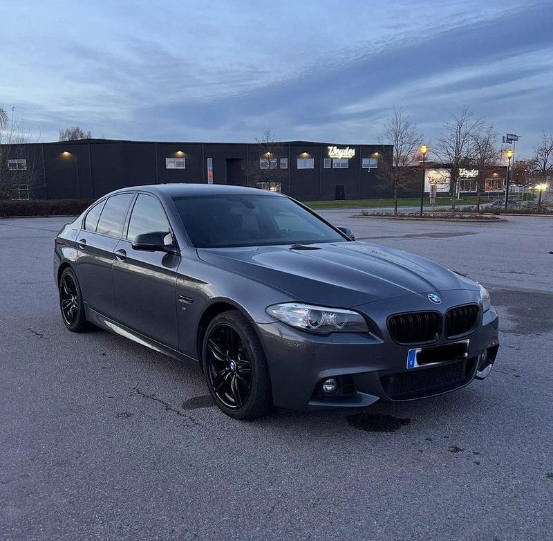 Grå Begagnad 2016 BMW 520 M Sport Sedan | 180 000 kr (Marknadspris) - Bild 1/4