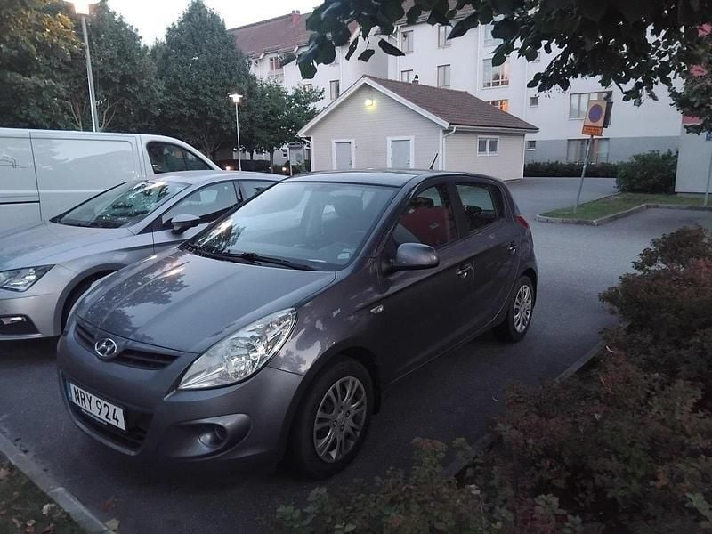 Grå Begagnad 2010 Hyundai i20 Select Halvkombi | 30 999 kr (Bra pris) - Bild 1/4