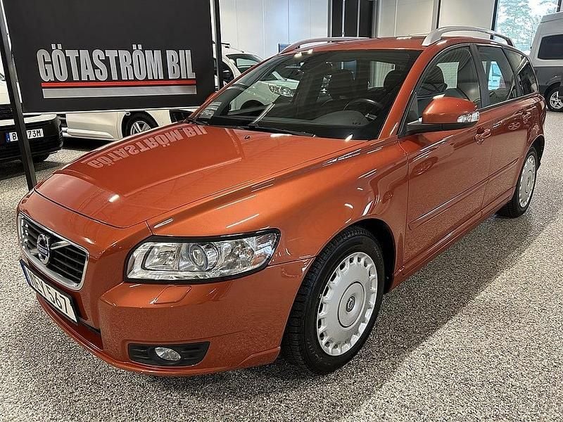 Begagnad Volvo V50 Momentum 150 HK (110 kW) 2011 Orangemetallic metallic Kombi