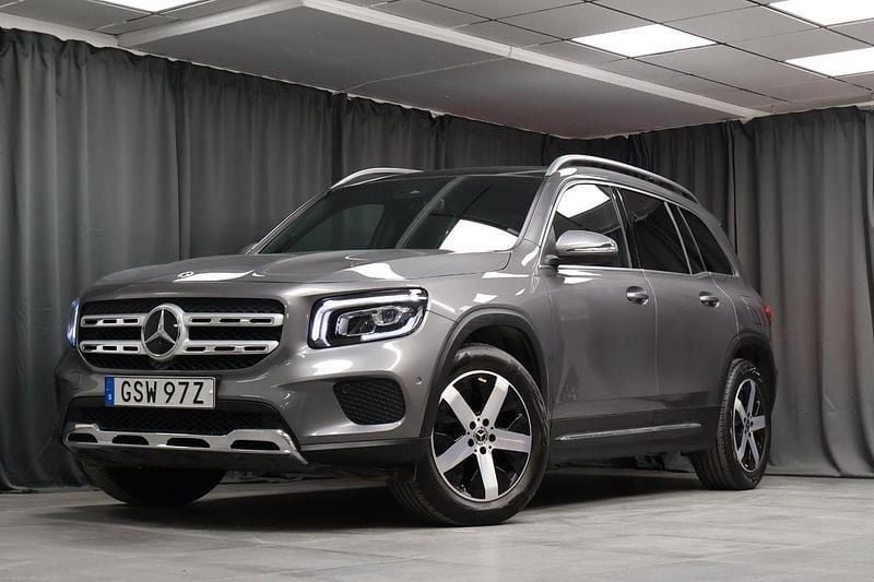 Mörkgrå Begagnad 2022 Mercedes GLB200 AMG line SUV | 379 000 kr (Superpris) - Bild 1/4