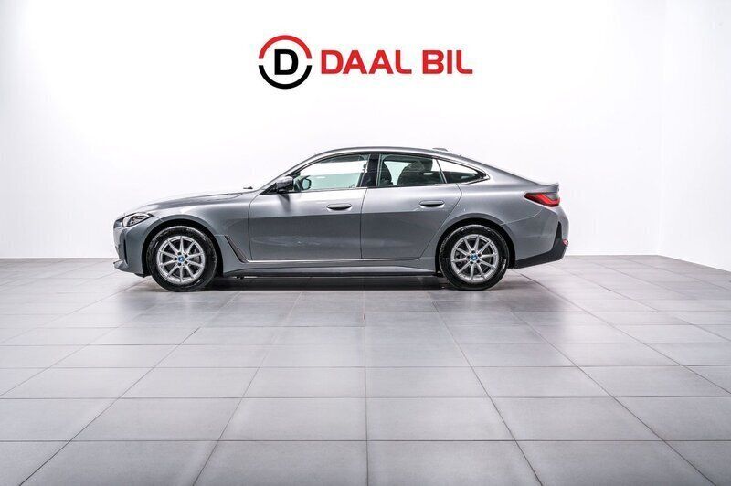 Grå Begagnad 2023 BMW i4 Sedan | 474 900 kr (Marknadspris) - Bild 1/4