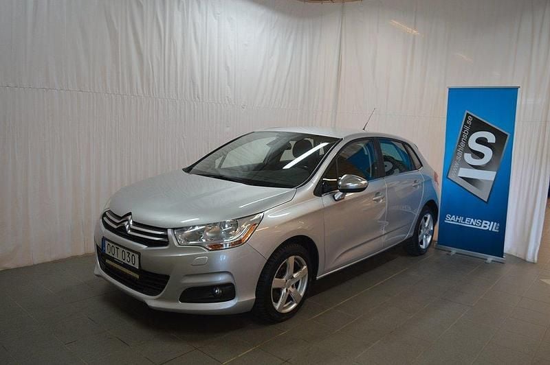Silver Begagnad 2014 Citroën C4 Halvkombi | 78 500 kr (Lite dyr) - Bild 1/4