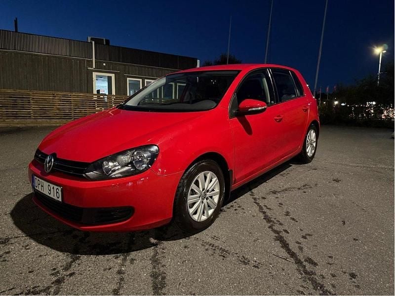 Röd Begagnad 2010 VW Golf VI Halvkombi | 79 000 kr (Marknadspris) - Bild 1/3