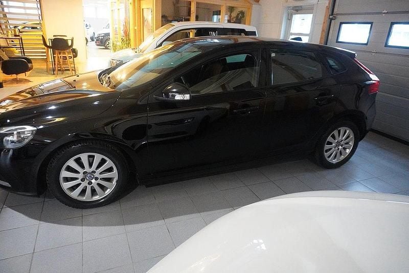 Begagnad Volvo V40 Kinetic 120 HK (88 kW) 2015 Svart Halvkombi
